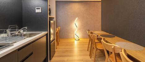 Appartamento, lanai, vista città | Tende oscuranti, insonorizzazione, ferro/asse da stiro, Wi-Fi gratuito