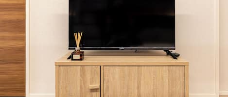 Appartement, véranda, vue ville | Rideaux occultants, chambres insonorisées, fer et planche à repasser