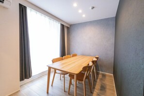 公寓, 外廊, 城市景观 | 遮光窗帘、隔音、熨斗/熨衣板、免费 WiFi