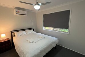 3 bedrooms, iron/ironing board, WiFi, bed sheets - 3 Bed House free parking,Master with A/C (Regents Park)