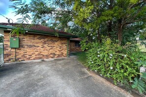 Property grounds - 3 Bed House free parking,Master with A/C (Regents Park)