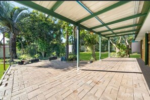 Property grounds - 3 Bed House free parking,Master with A/C (Regents Park)