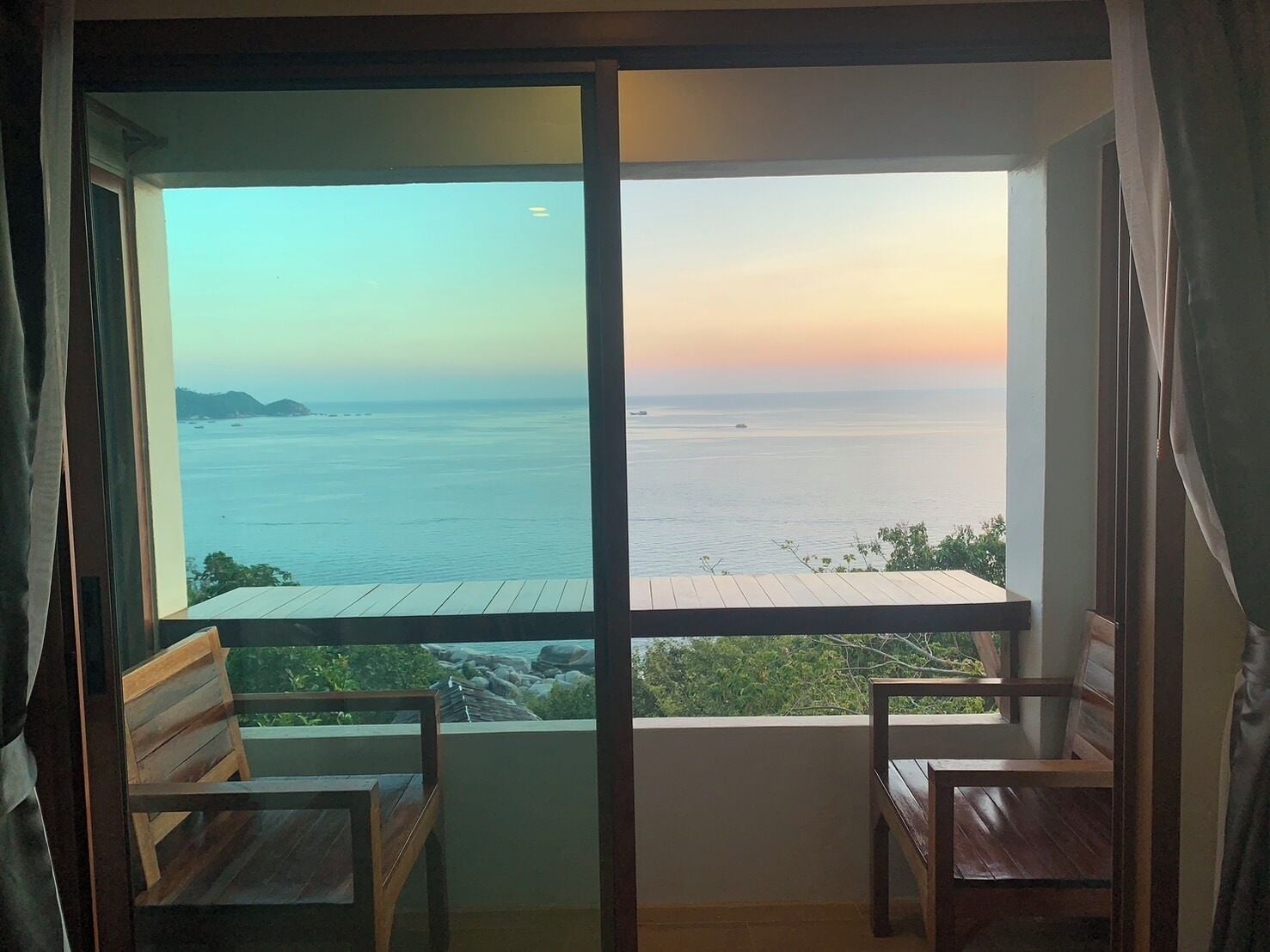 디럭스 스튜디오, 바다 전망, 풀사이드 | 객실 내 금고, 암막 커튼, 무료 WiFi