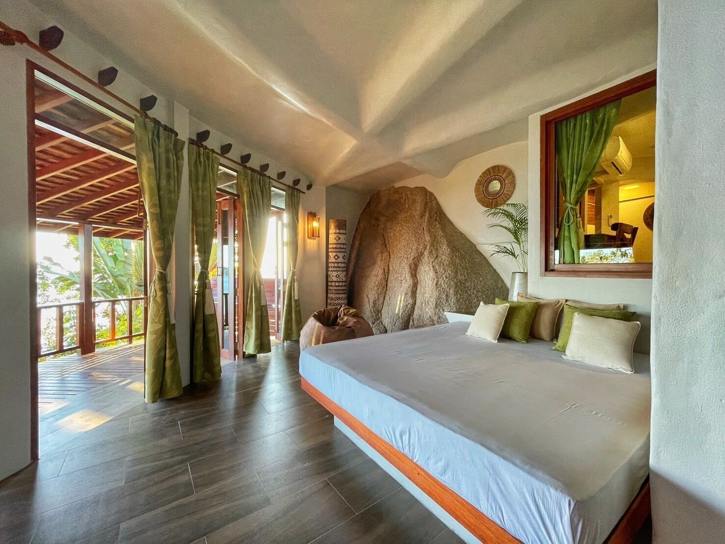 Suite de lujo, balcón, vistas al mar | Caja fuerte, cortinas opacas, wifi gratis