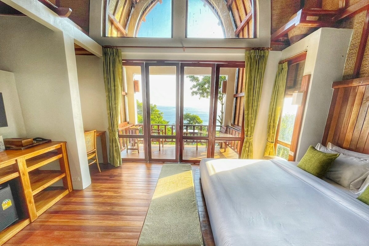 In-room safe, blackout drapes, free WiFi