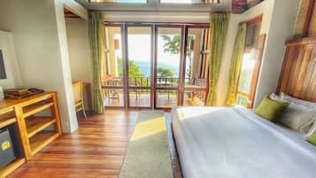 Kamar Quadruple Khas, pemandangan laut terbatas | Brankas, tirai kedap cahaya, dan Wi-Fi gratis