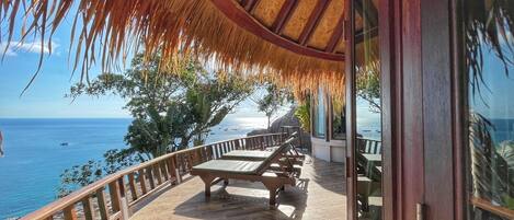 Villa panorámica, vista al océano | Caja de seguridad en la habitación, cortinas blackout y wifi gratis