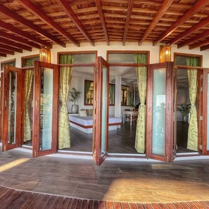 Luksussviitti, parveke, valtamerinäköala | Tallelokero huoneessa, pimennysverhot, ilmainen Wi-Fi