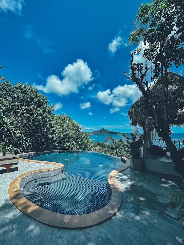 Una piscina al aire libre