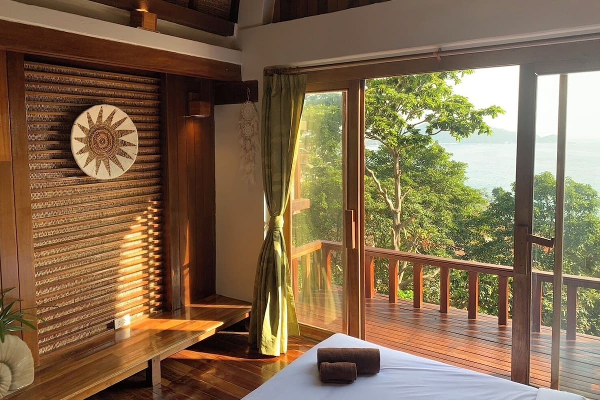 In-room safe, blackout drapes, free WiFi