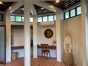 小型套房, 阳台 | 客房内保险箱、遮光窗帘、免费 WiFi