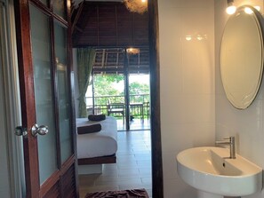 Standard-mökki, osittainen merinäköala | Tallelokero huoneessa, pimennysverhot, ilmainen Wi-Fi