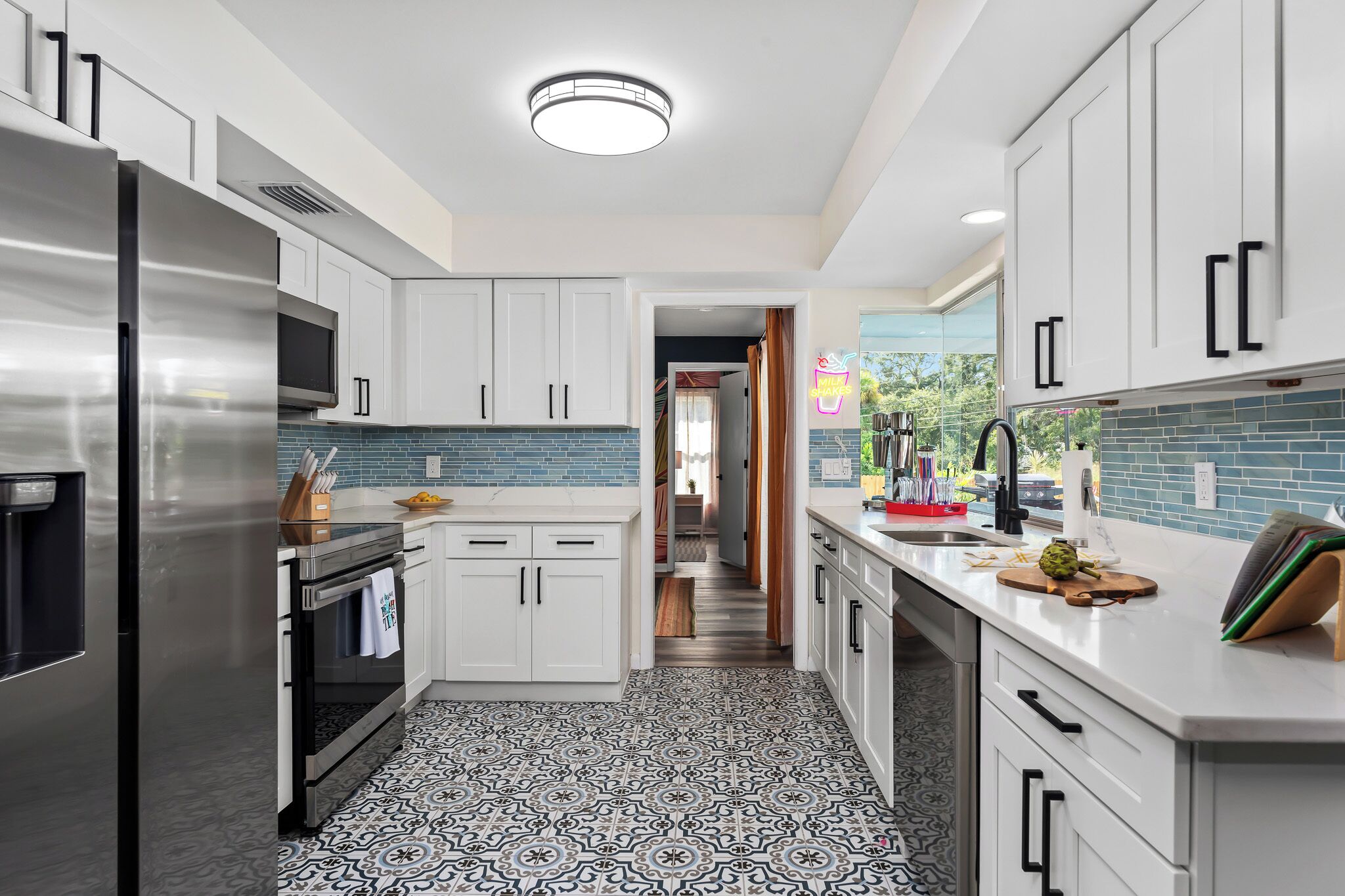 Four à micro-ondes, un four, surface de cuisson, lave-vaisselle