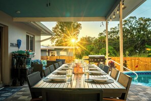 تناول الطعام بالخارج