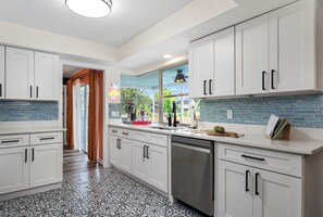 Mikrobølgeovn, ovn, kokeplater og oppvaskmaskin