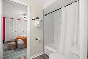 Chuveiro, secador de cabelo, toalhas de banho, sabonete