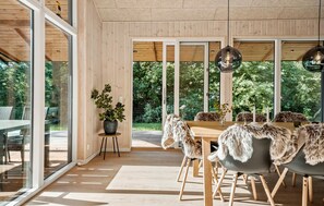 Dining - Gorgeous home in Højby with sauna (Højby)