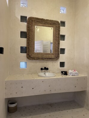 Haartrockner, Bidet, Handtücher, Seife