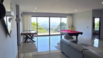 Casa, 6 quartos, acessível, piscina particular | Sala de estar