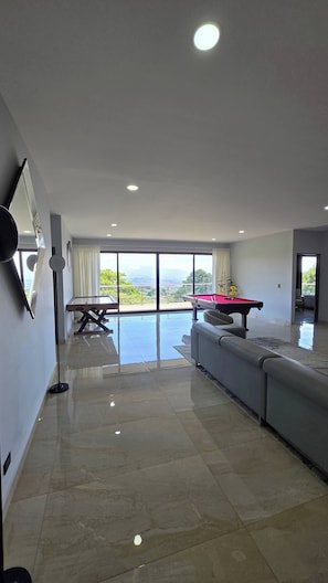House, 6 Bedrooms, Accessible, Private Pool | Living room