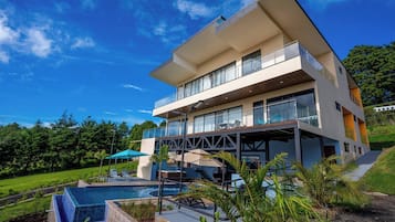 Rumah, 6 kamar tidur, akses difabel, kolam renang pribadi | Eksterior