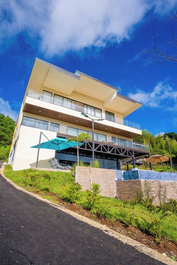 Rumah, 6 kamar tidur, akses difabel, kolam renang pribadi | Eksterior