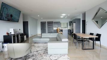 Hus, 6 soverom, tilgjengelighetstilpasset, privat basseng | Oppholdsrom