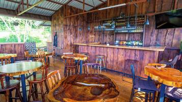 Ferienhaus, 6 Schlafzimmer, barrierefrei, eigener Pool | Bar (in der Unterkunft)
