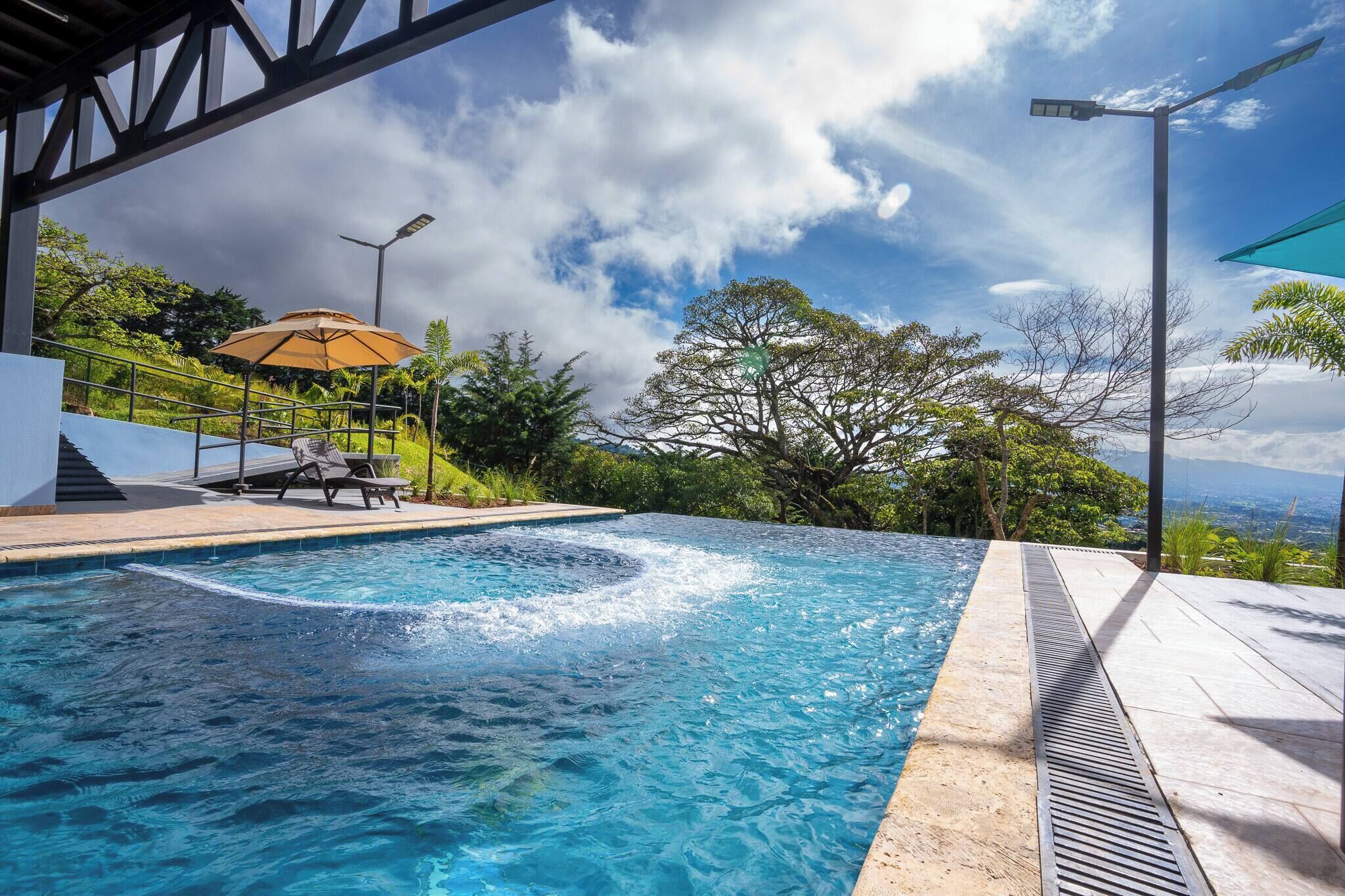 منزل - ٦ غرف نوم - تجهيزات لذوي الاحتياجات الخاصة - بمسبح خاص | حمام سباحة | حمّام سباحة خارجي