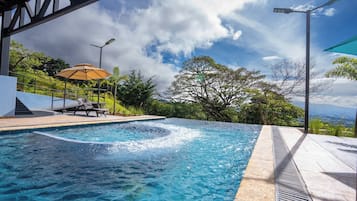 Huis, 6 slaapkamers, toegankelijk voor mindervaliden, privézwembad | Zwembad | Een buitenzwembad