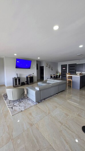 Maison, 6 chambres, accessible aux personnes à mobilité réduite, piscine privée | Salle de séjour
