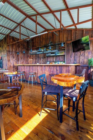 Rumah, 6 kamar tidur, akses difabel, kolam renang pribadi | Bar (di properti)