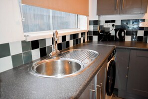 House, 3 Bedrooms | Private kitchen