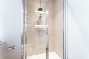 Shower, hair dryer, bidet - Frattini Modern Two Bedrooms By Halldis (Milan)