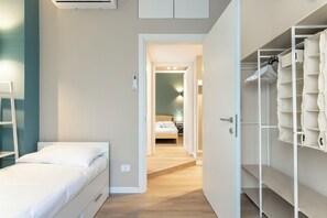2 habitaciones, tabla de planchar con plancha y cuna de viaje 