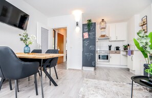 Dining - Premium apartment with balcony in the forest | Mülheim, WLAN (Mülheim an der Ruhr)