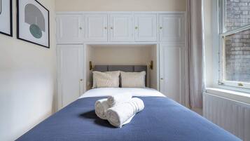 1 slaapkamer, een bureau, een strijkplank/strijkijzer, reisbedje