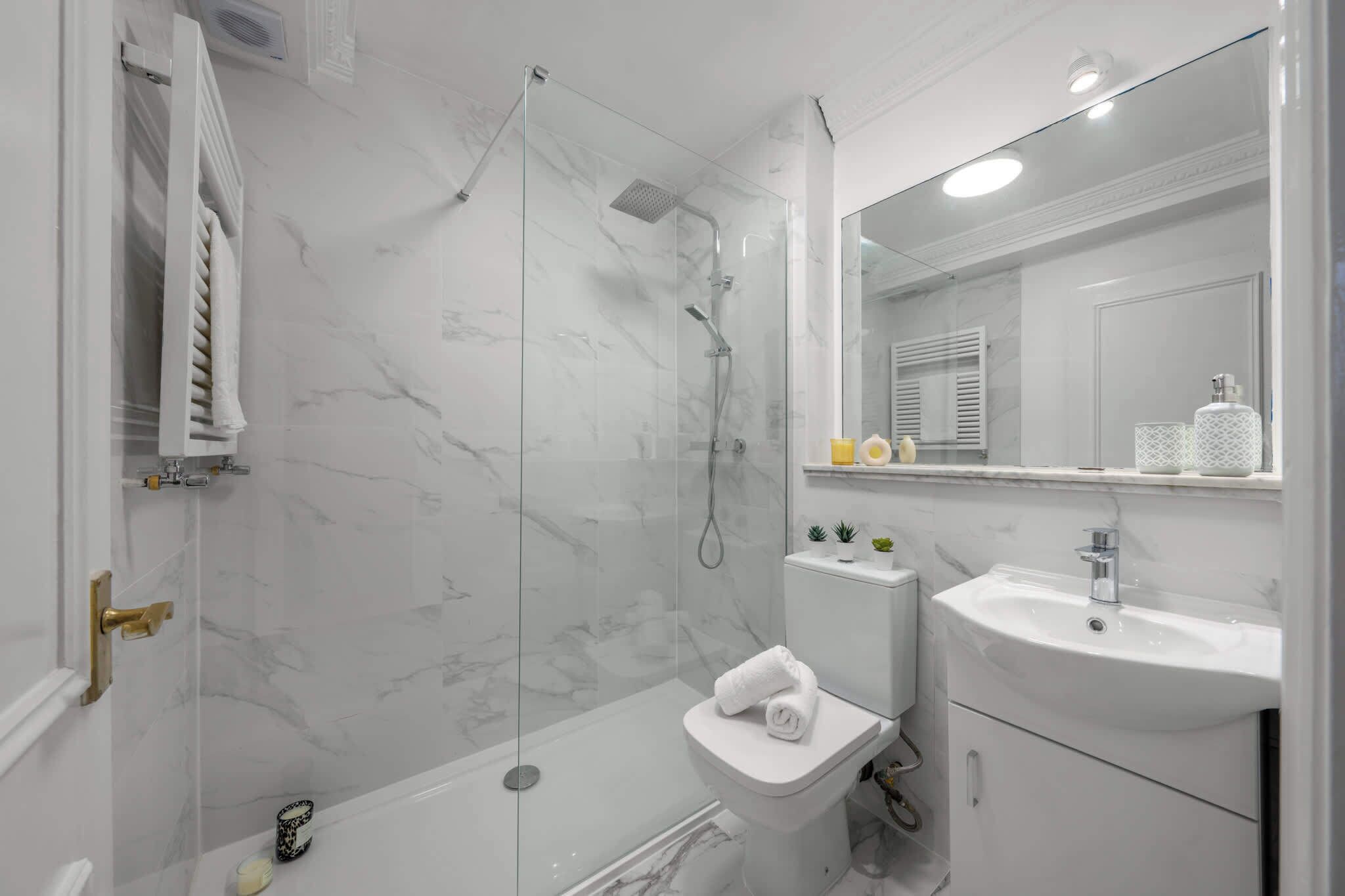 Douche, sèche-cheveux, serviettes fournies, savon