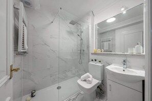 Douche, sèche-cheveux, serviettes fournies, savon