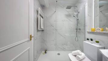 Douche, sĂšche-cheveux, serviettes fournies, savon