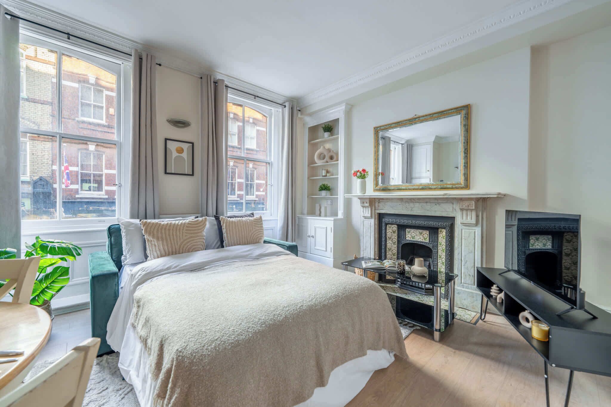 1 chambre, bureau, fer et planche à repasser, lit parapluie