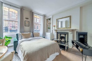 1 dormitorio, escritorio, tabla de planchar con plancha y cuna de viaje