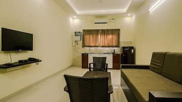 Luxury Apartment, Garden View | Living area