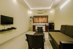 Luxury Apartment, Garden View | Living area