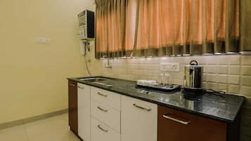 Luxury Apartment, Garden View | Private kitchen