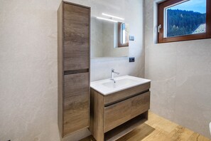 Ducha, secador de pelo y toallas