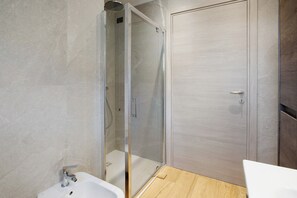 Douche, sèche-cheveux, serviettes fournies