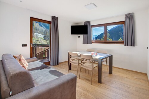 Apartment '4' with Mountain View, Shared Garden and Wi-Fi