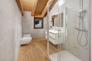 Shower, hair dryer, towels - Apartment '5' with Mountain View, Shared Garden and Wi-Fi (Valdidentro)