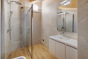 Shower, hair dryer, towels - Apartment '6' with Mountain View, Shared Garden and Wi-Fi (Valdidentro)